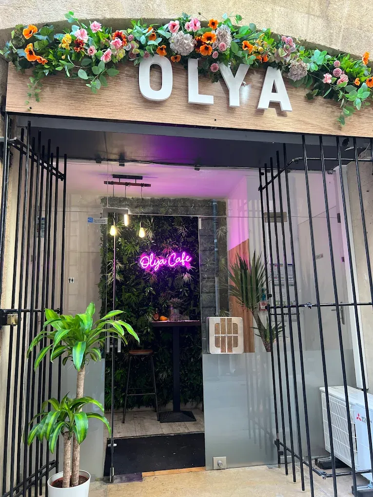 La devanture fleurie d'Olya Café à Montpellier